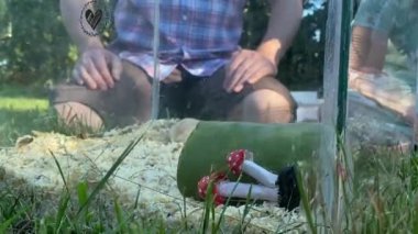 Genç bir baba ve kızı arka bahçede evcil kemirgenlerle ilgilenerek birlikte kaliteli vakit geçirmenin keyfini çıkarıyorlar. Aile ve çocuk, küçük hayvanlarına sevgi dolu bir şekilde açık hava ortamında bakıyorlar.