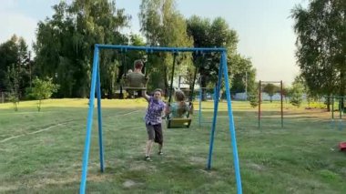 Genç bir baba, sıcak bir yaz gününde iki ilkokul öğrencisiyle dışarıda oyun oynarken eğleniyor. Aile eğlenceli aktivitelere katılır, kahkahalar, oyunlar, birlikte en çok boş zamanı geçirirler.