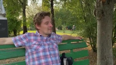 Genç bir baba, sıcak bir yaz gününde iki ilkokul öğrencisiyle dışarıda oyun oynarken eğleniyor. Aile eğlenceli aktivitelere katılır, kahkahalar, oyunlar, birlikte en çok boş zamanı geçirirler.