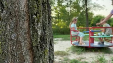 Genç bir baba, sıcak bir yaz gününde iki ilkokul öğrencisiyle dışarıda oyun oynarken eğleniyor. Aile eğlenceli aktivitelere katılır, kahkahalar, oyunlar, birlikte en çok boş zamanı geçirirler.