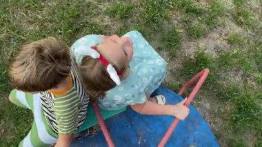 Genç bir baba, sıcak bir yaz gününde iki ilkokul öğrencisiyle dışarıda oyun oynarken eğleniyor. Aile eğlenceli aktivitelere katılır, kahkahalar, oyunlar, birlikte en çok boş zamanı geçirirler.