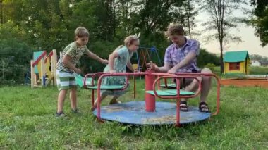 Genç bir baba, sıcak bir yaz gününde iki ilkokul öğrencisiyle dışarıda oyun oynarken eğleniyor. Aile eğlenceli aktivitelere katılır, kahkahalar, oyunlar, birlikte en çok boş zamanı geçirirler.