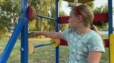 Genç bir baba, sıcak bir yaz gününde iki ilkokul öğrencisiyle dışarıda oyun oynarken eğleniyor. Aile eğlenceli aktivitelere katılır, kahkahalar, oyunlar, birlikte en çok boş zamanı geçirirler.