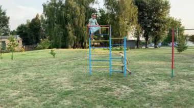 Genç bir baba, sıcak bir yaz gününde iki ilkokul öğrencisiyle dışarıda oyun oynarken eğleniyor. Aile eğlenceli aktivitelere katılır, kahkahalar, oyunlar, birlikte en çok boş zamanı geçirirler.