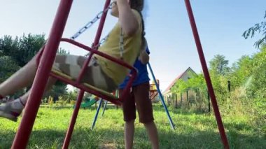 Genç bir anne, sıcak bir yaz gününde iki ilköğretim çağındaki çocukla dışarıda oyun alanında vakit geçirmekten zevk alır. Aile eğlenceli aktivitelere katılır, kahkahalar, oyunlar, birlikte en çok boş zamanı geçirirler.