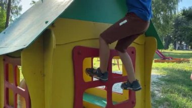 Genç bir anne, sıcak bir yaz gününde iki ilköğretim çağındaki çocukla dışarıda oyun alanında vakit geçirmekten zevk alır. Aile eğlenceli aktivitelere katılır, kahkahalar, oyunlar, birlikte en çok boş zamanı geçirirler.