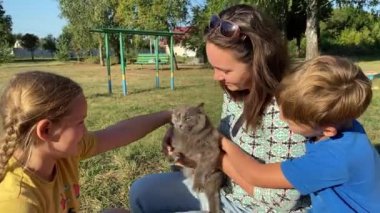 Genç bir anne, sıcak bir yaz gününde iki ilköğretim çağındaki çocukla dışarıda oyun alanında vakit geçirmekten zevk alır. Aile eğlenceli aktivitelere katılır, kahkahalar, oyunlar, birlikte en çok boş zamanı geçirirler.