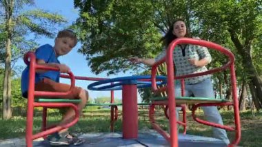 Genç bir anne, sıcak bir yaz gününde iki ilköğretim çağındaki çocukla dışarıda oyun alanında vakit geçirmekten zevk alır. Aile eğlenceli aktivitelere katılır, kahkahalar, oyunlar, birlikte en çok boş zamanı geçirirler.