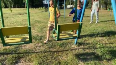 Genç bir anne, sıcak bir yaz gününde iki ilköğretim çağındaki çocukla dışarıda oyun alanında vakit geçirmekten zevk alır. Aile eğlenceli aktivitelere katılır, kahkahalar, oyunlar, birlikte en çok boş zamanı geçirirler.