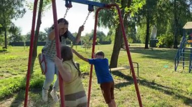 Genç bir anne, sıcak bir yaz gününde iki ilköğretim çağındaki çocukla dışarıda oyun alanında vakit geçirmekten zevk alır. Aile eğlenceli aktivitelere katılır, kahkahalar, oyunlar, birlikte en çok boş zamanı geçirirler.