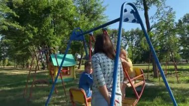 Genç bir anne, sıcak bir yaz gününde iki ilköğretim çağındaki çocukla dışarıda oyun alanında vakit geçirmekten zevk alır. Aile eğlenceli aktivitelere katılır, kahkahalar, oyunlar, birlikte en çok boş zamanı geçirirler.