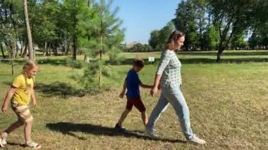 Genç bir anne, sıcak bir yaz gününde iki ilköğretim çağındaki çocukla dışarıda oyun alanında vakit geçirmekten zevk alır. Aile eğlenceli aktivitelere katılır, kahkahalar, oyunlar, birlikte en çok boş zamanı geçirirler.