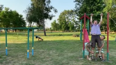 Genç bir baba, sıcak bir yaz gününde iki ilkokul öğrencisiyle dışarıda oyun oynarken eğleniyor. Aile eğlenceli aktivitelere katılır, kahkahalar, oyunlar, birlikte en çok boş zamanı geçirirler.