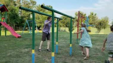 Genç bir baba, sıcak bir yaz gününde iki ilkokul öğrencisiyle dışarıda oyun oynarken eğleniyor. Aile eğlenceli aktivitelere katılır, kahkahalar, oyunlar, birlikte en çok boş zamanı geçirirler.