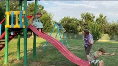 Genç bir baba, sıcak bir yaz gününde iki ilkokul öğrencisiyle dışarıda oyun oynarken eğleniyor. Aile eğlenceli aktivitelere katılır, kahkahalar, oyunlar, birlikte en çok boş zamanı geçirirler.