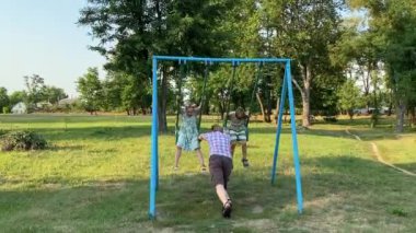 Genç bir baba, sıcak bir yaz gününde iki ilkokul öğrencisiyle dışarıda oyun oynarken eğleniyor. Aile eğlenceli aktivitelere katılır, kahkahalar, oyunlar, birlikte en çok boş zamanı geçirirler.