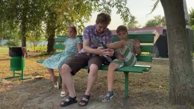 Genç bir baba, sıcak bir yaz gününde iki ilkokul öğrencisiyle dışarıda oyun oynarken eğleniyor. Aile eğlenceli aktivitelere katılır, kahkahalar, oyunlar, birlikte en çok boş zamanı geçirirler.