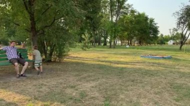 Genç bir baba, sıcak bir yaz gününde iki ilkokul öğrencisiyle dışarıda oyun oynarken eğleniyor. Aile eğlenceli aktivitelere katılır, kahkahalar, oyunlar, birlikte en çok boş zamanı geçirirler.