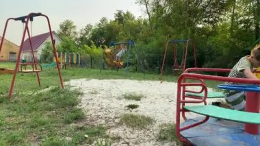 Genç bir baba, sıcak bir yaz gününde iki ilkokul öğrencisiyle dışarıda oyun oynarken eğleniyor. Aile eğlenceli aktivitelere katılır, kahkahalar, oyunlar, birlikte en çok boş zamanı geçirirler.