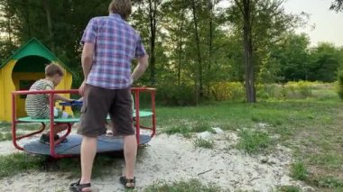 Genç bir baba, sıcak bir yaz gününde iki ilkokul öğrencisiyle dışarıda oyun oynarken eğleniyor. Aile eğlenceli aktivitelere katılır, kahkahalar, oyunlar, birlikte en çok boş zamanı geçirirler.