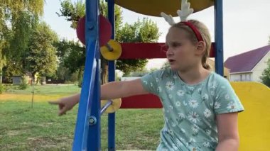 Genç bir baba, sıcak bir yaz gününde iki ilkokul öğrencisiyle dışarıda oyun oynarken eğleniyor. Aile eğlenceli aktivitelere katılır, kahkahalar, oyunlar, birlikte en çok boş zamanı geçirirler.