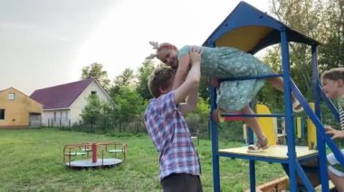 Genç bir baba, sıcak bir yaz gününde iki ilkokul öğrencisiyle dışarıda oyun oynarken eğleniyor. Aile eğlenceli aktivitelere katılır, kahkahalar, oyunlar, birlikte en çok boş zamanı geçirirler.