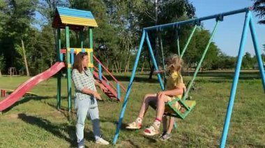 Genç bir anne, sıcak bir yaz gününde iki ilköğretim çağındaki çocukla dışarıda oyun alanında vakit geçirmekten zevk alır. Aile eğlenceli aktivitelere katılır, kahkahalar, oyunlar, birlikte en çok boş zamanı geçirirler.