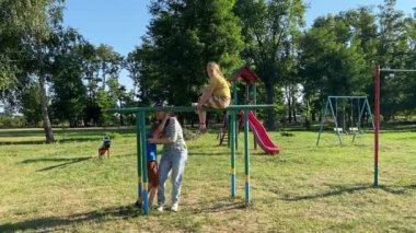 Genç bir anne, sıcak bir yaz gününde iki ilköğretim çağındaki çocukla dışarıda oyun alanında vakit geçirmekten zevk alır. Aile eğlenceli aktivitelere katılır, kahkahalar, oyunlar, birlikte en çok boş zamanı geçirirler.