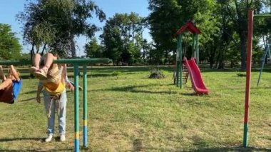 Genç bir anne, sıcak bir yaz gününde iki ilköğretim çağındaki çocukla dışarıda oyun alanında vakit geçirmekten zevk alır. Aile eğlenceli aktivitelere katılır, kahkahalar, oyunlar, birlikte en çok boş zamanı geçirirler.