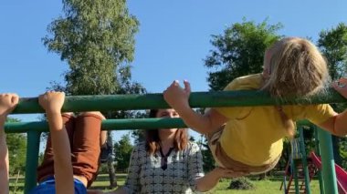 Genç bir anne, sıcak bir yaz gününde iki ilköğretim çağındaki çocukla dışarıda oyun alanında vakit geçirmekten zevk alır. Aile eğlenceli aktivitelere katılır, kahkahalar, oyunlar, birlikte en çok boş zamanı geçirirler.