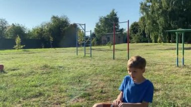 Genç bir anne, sıcak bir yaz gününde iki ilköğretim çağındaki çocukla dışarıda oyun alanında vakit geçirmekten zevk alır. Aile eğlenceli aktivitelere katılır, kahkahalar, oyunlar, birlikte en çok boş zamanı geçirirler.