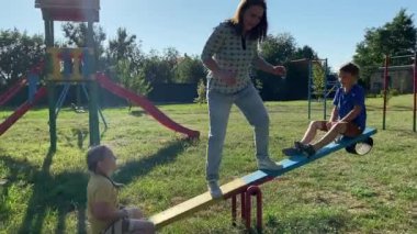 Genç bir anne, sıcak bir yaz gününde iki ilköğretim çağındaki çocukla dışarıda oyun alanında vakit geçirmekten zevk alır. Aile eğlenceli aktivitelere katılır, kahkahalar, oyunlar, birlikte en çok boş zamanı geçirirler.