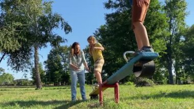 Genç bir anne, sıcak bir yaz gününde iki ilköğretim çağındaki çocukla dışarıda oyun alanında vakit geçirmekten zevk alır. Aile eğlenceli aktivitelere katılır, kahkahalar, oyunlar, birlikte en çok boş zamanı geçirirler.