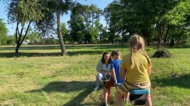 Genç bir anne, sıcak bir yaz gününde iki ilköğretim çağındaki çocukla dışarıda oyun alanında vakit geçirmekten zevk alır. Aile eğlenceli aktivitelere katılır, kahkahalar, oyunlar, birlikte en çok boş zamanı geçirirler.
