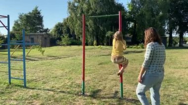 Genç bir anne, sıcak bir yaz gününde iki ilköğretim çağındaki çocukla dışarıda oyun alanında vakit geçirmekten zevk alır. Aile eğlenceli aktivitelere katılır, kahkahalar, oyunlar, birlikte en çok boş zamanı geçirirler.