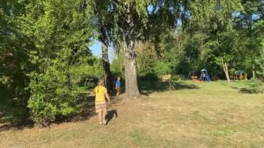 Genç bir anne, sıcak bir yaz gününde iki ilköğretim çağındaki çocukla dışarıda oyun alanında vakit geçirmekten zevk alır. Aile eğlenceli aktivitelere katılır, kahkahalar, oyunlar, birlikte en çok boş zamanı geçirirler.