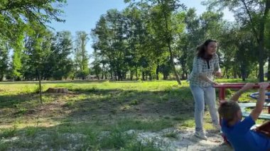 Genç bir anne, sıcak bir yaz gününde iki ilköğretim çağındaki çocukla dışarıda oyun alanında vakit geçirmekten zevk alır. Aile eğlenceli aktivitelere katılır, kahkahalar, oyunlar, birlikte en çok boş zamanı geçirirler.