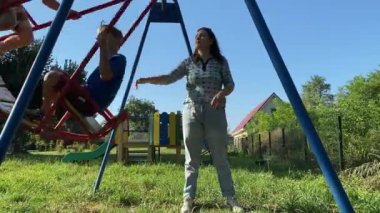 Genç bir anne, sıcak bir yaz gününde iki ilköğretim çağındaki çocukla dışarıda oyun alanında vakit geçirmekten zevk alır. Aile eğlenceli aktivitelere katılır, kahkahalar, oyunlar, birlikte en çok boş zamanı geçirirler.
