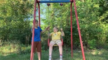 Genç bir anne, sıcak bir yaz gününde iki ilköğretim çağındaki çocukla dışarıda oyun alanında vakit geçirmekten zevk alır. Aile eğlenceli aktivitelere katılır, kahkahalar, oyunlar, birlikte en çok boş zamanı geçirirler.