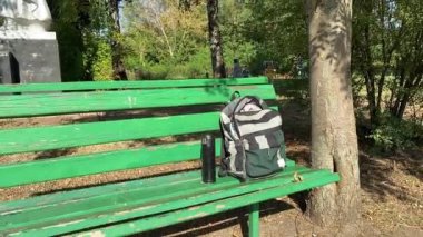 Genç bir anne, sıcak bir yaz gününde iki ilköğretim çağındaki çocukla dışarıda oyun alanında vakit geçirmekten zevk alır. Aile eğlenceli aktivitelere katılır, kahkahalar, oyunlar, birlikte en çok boş zamanı geçirirler.