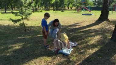 Genç bir anne, sıcak bir yaz gününde iki ilköğretim çağındaki çocukla dışarıda oyun alanında vakit geçirmekten zevk alır. Aile eğlenceli aktivitelere katılır, kahkahalar, oyunlar, birlikte en çok boş zamanı geçirirler.