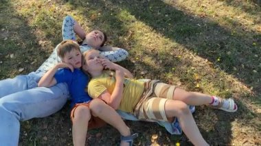 Genç bir anne, sıcak bir yaz gününde iki ilköğretim çağındaki çocukla dışarıda oyun alanında vakit geçirmekten zevk alır. Aile eğlenceli aktivitelere katılır, kahkahalar, oyunlar, birlikte en çok boş zamanı geçirirler.