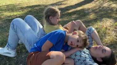 Genç bir anne, sıcak bir yaz gününde iki ilköğretim çağındaki çocukla dışarıda oyun alanında vakit geçirmekten zevk alır. Aile eğlenceli aktivitelere katılır, kahkahalar, oyunlar, birlikte en çok boş zamanı geçirirler.