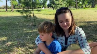 Genç bir anne, sıcak bir yaz gününde iki ilköğretim çağındaki çocukla dışarıda oyun alanında vakit geçirmekten zevk alır. Aile eğlenceli aktivitelere katılır, kahkahalar, oyunlar, birlikte en çok boş zamanı geçirirler.