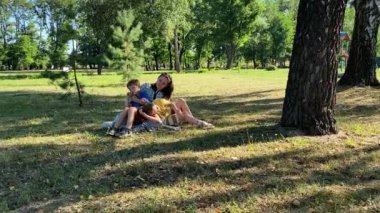 Genç bir anne, sıcak bir yaz gününde iki ilköğretim çağındaki çocukla dışarıda oyun alanında vakit geçirmekten zevk alır. Aile eğlenceli aktivitelere katılır, kahkahalar, oyunlar, birlikte en çok boş zamanı geçirirler.