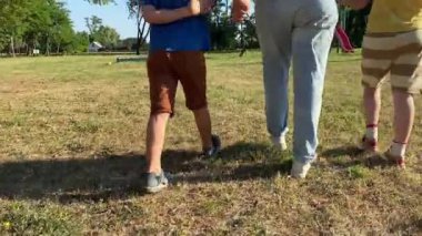 Genç bir anne, sıcak bir yaz gününde iki ilköğretim çağındaki çocukla dışarıda oyun alanında vakit geçirmekten zevk alır. Aile eğlenceli aktivitelere katılır, kahkahalar, oyunlar, birlikte en çok boş zamanı geçirirler.