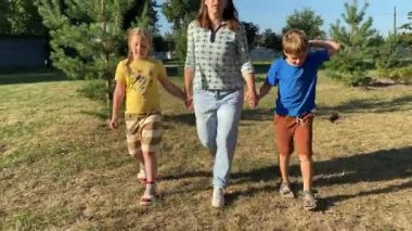 Genç bir anne, sıcak bir yaz gününde iki ilköğretim çağındaki çocukla dışarıda oyun alanında vakit geçirmekten zevk alır. Aile eğlenceli aktivitelere katılır, kahkahalar, oyunlar, birlikte en çok boş zamanı geçirirler.
