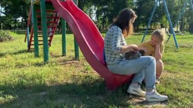 Genç bir anne, sıcak bir yaz gününde iki ilköğretim çağındaki çocukla dışarıda oyun alanında vakit geçirmekten zevk alır. Aile eğlenceli aktivitelere katılır, kahkahalar, oyunlar, birlikte en çok boş zamanı geçirirler.