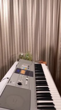 Şık elbiseli ve gözlüklü güzel bir genç kadın evde çalışırken gitar çalar. İçeride yaratıcılığın ve adanmışlığın huzurlu bir anı. Hobi ve boş zaman