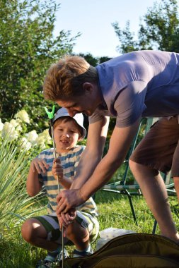 Genç bir baba ve oğlu gölette balık tutarak güzel vakit geçiriyorlar. Baba oğluna balık tutmayı öğretiyor. Açık havada aile bağları kurarken güzel anılar yaratıyor.